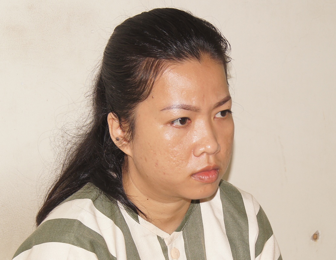 Nguoi phu nu moi ra tu trom vi tien o trung tam thuong mai hinh anh