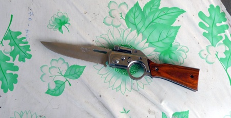 Mau thuan trong tiec sinh nhat, dung dao dam ban tu vong hinh anh