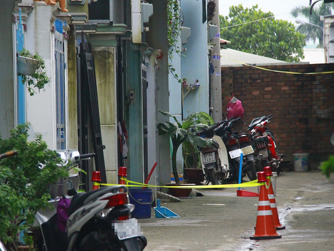 Nguoi dan ong tu vong tren ghe trong nha khoa cua hinh anh