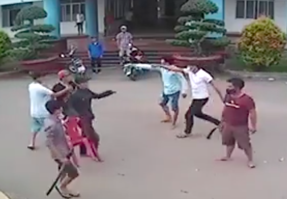 Hai nhom thanh nien dam chem o benh vien hinh anh