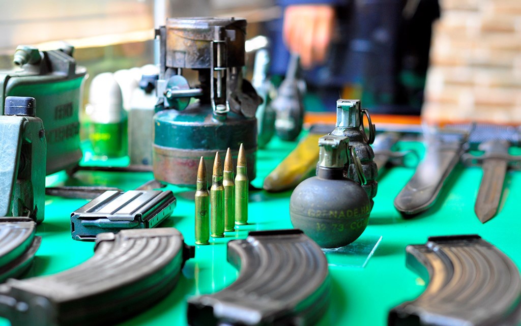 Loat vu khi quan dung trong phong tro vang chu hinh anh