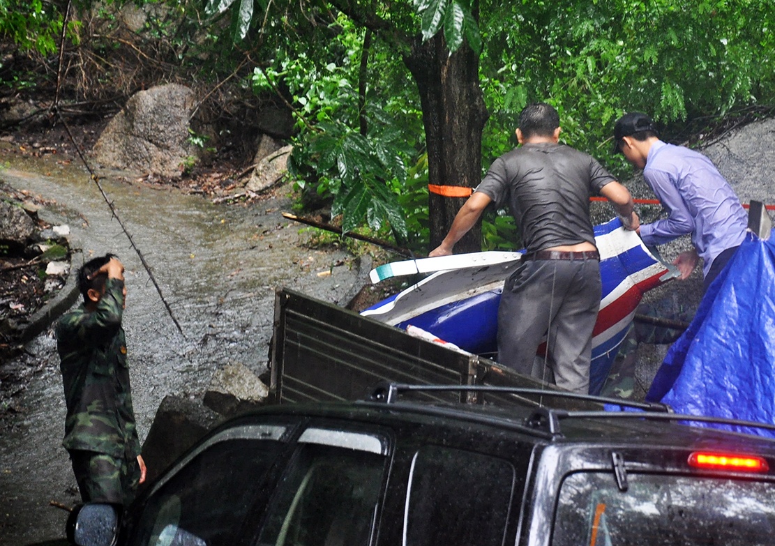 Dua manh vo may bay roi o Ba Ria - Vung Tau xuong nui hinh anh