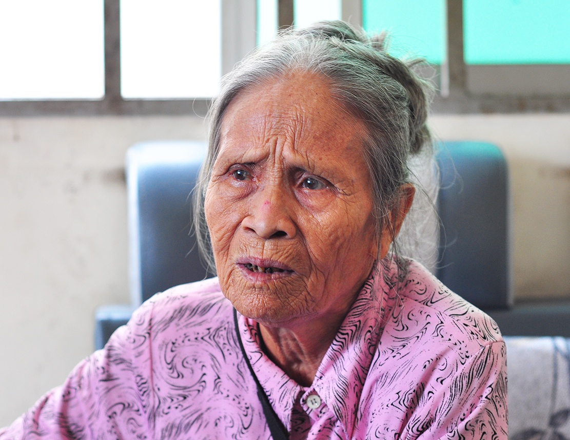 Cu ba ngheo khoc loc duoi theo thanh nien giat ve so hinh anh