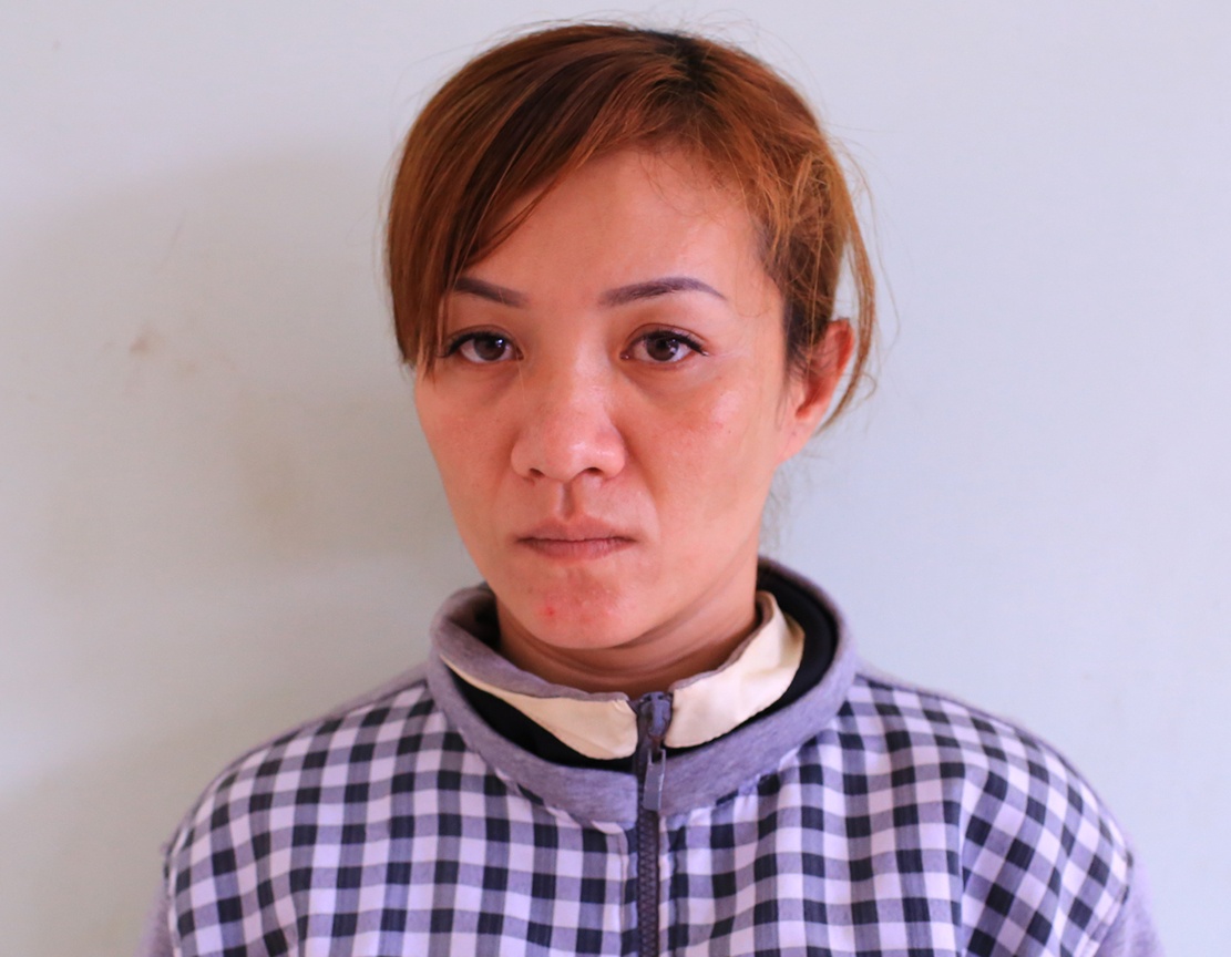 Nu nhan vien quan ca phe ban dam anh 1