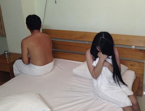 Hai nu tiep vien ban dam cho khach tai quan ca phe hinh anh