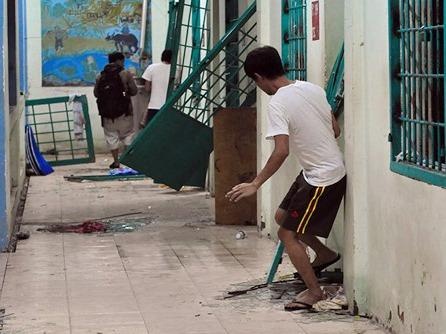 Hang tram nguoi nghien dap pha tim cach tron trai hinh anh