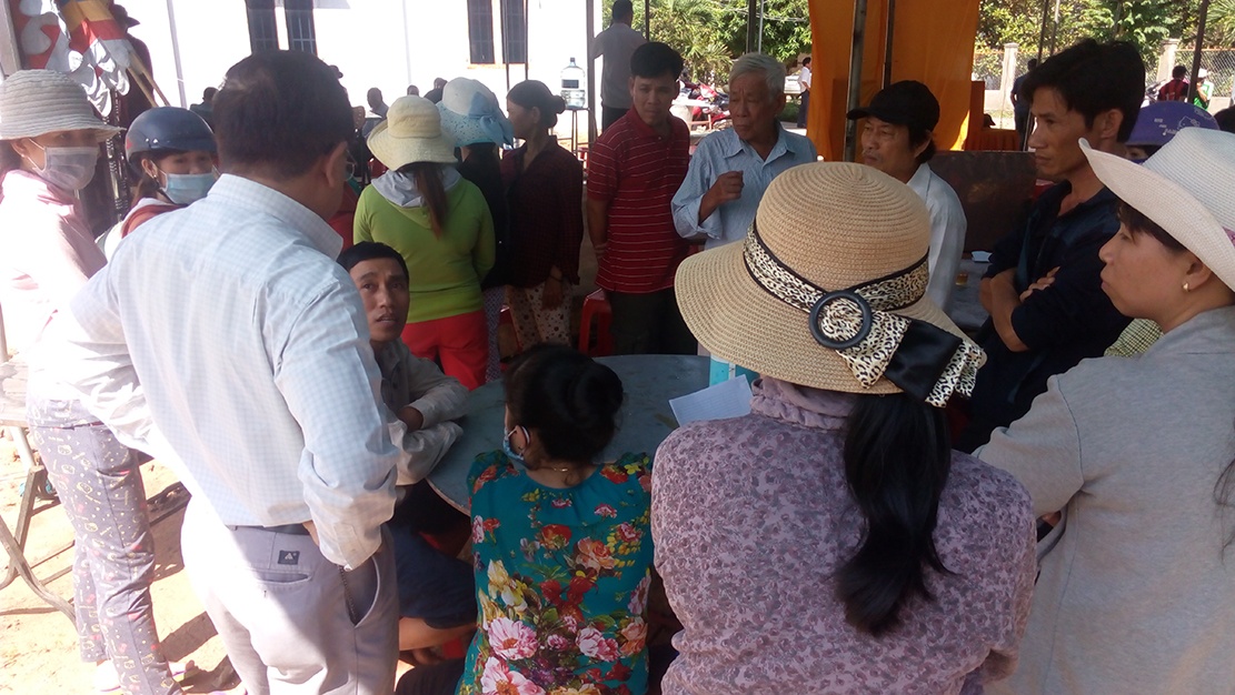 Ba me con tu vong sau khi an chao coc hinh anh