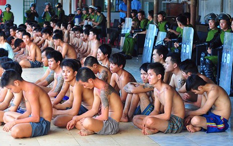 Bat khan cap 20 nguoi gay loan de tron khoi noi cai nghien hinh anh