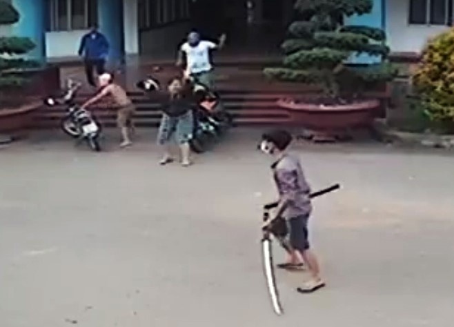 Bat nhom thanh nien dung kiem truy sat nhau o benh vien hinh anh