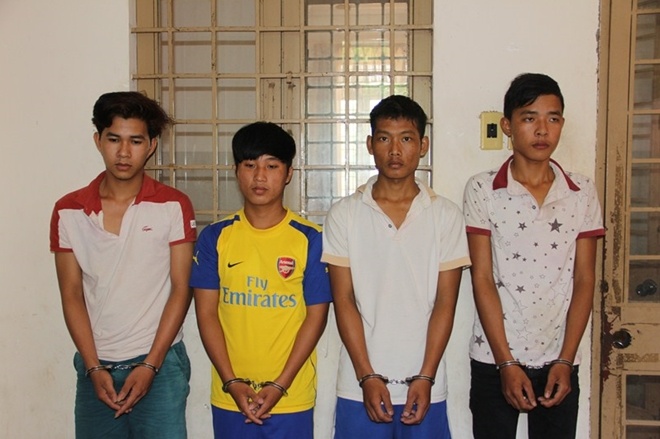 Nhom thanh nien chan nguoi di duong luc rang sang de cuop xe hinh anh