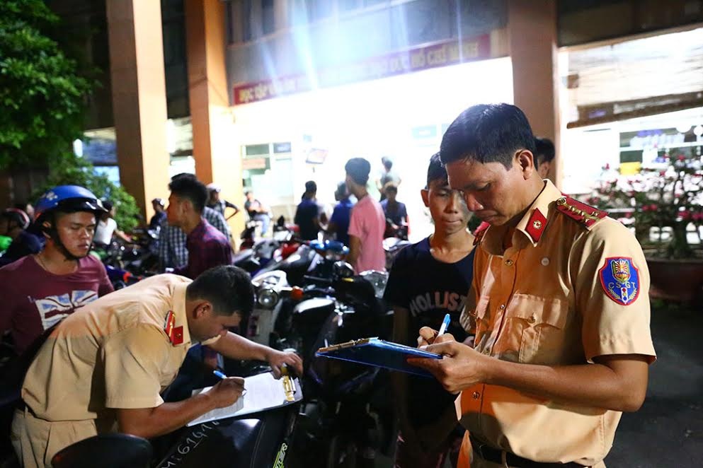 Canh sat chan duong bat 52 ‘quai xe’ o Binh Duong hinh anh