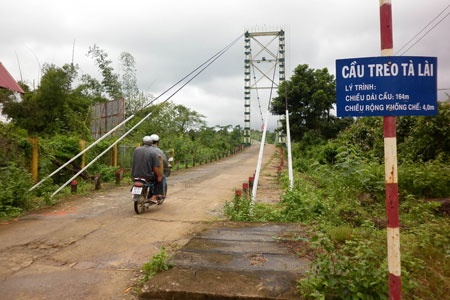 Sap cau treo, 4 nguoi roi xuong song Dong Nai hinh anh