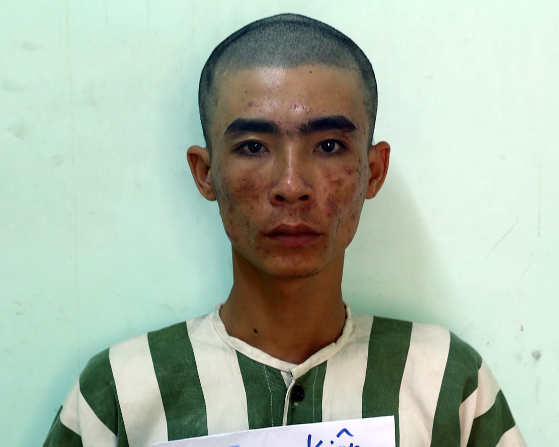 Ten cuop bi bat khi nhan tien chuoc dien thoai hinh anh