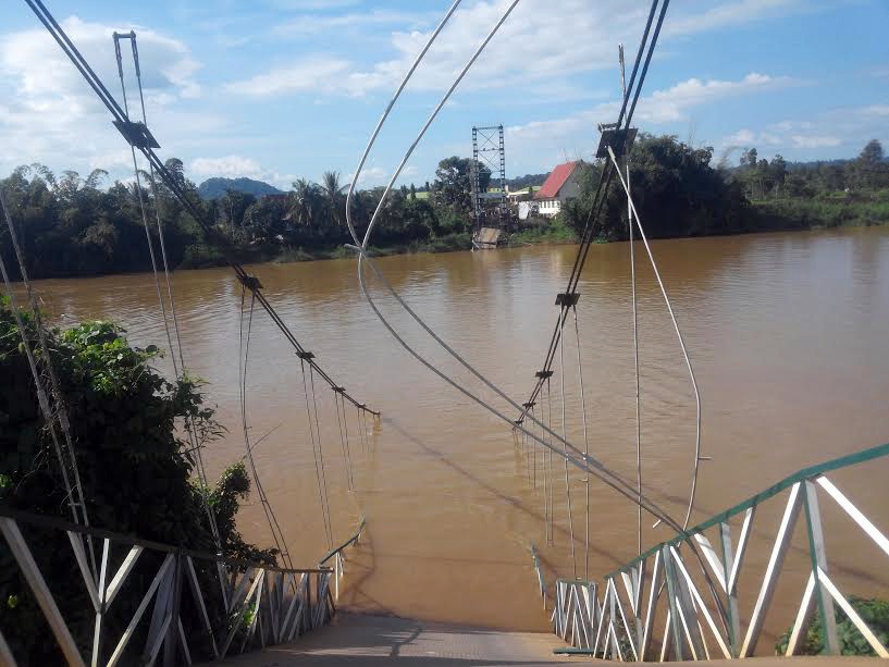 Lap ben pha noi cau sap dua nguoi dan qua song Dong Nai hinh anh