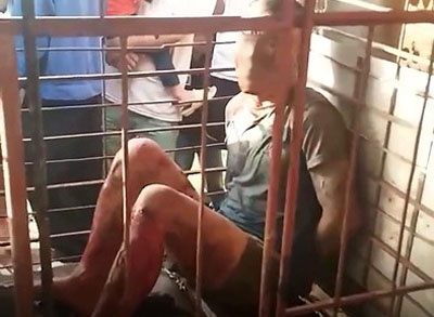 Nghi trom cho, nguoi dan ong bi bat nhot vao long sat hinh anh