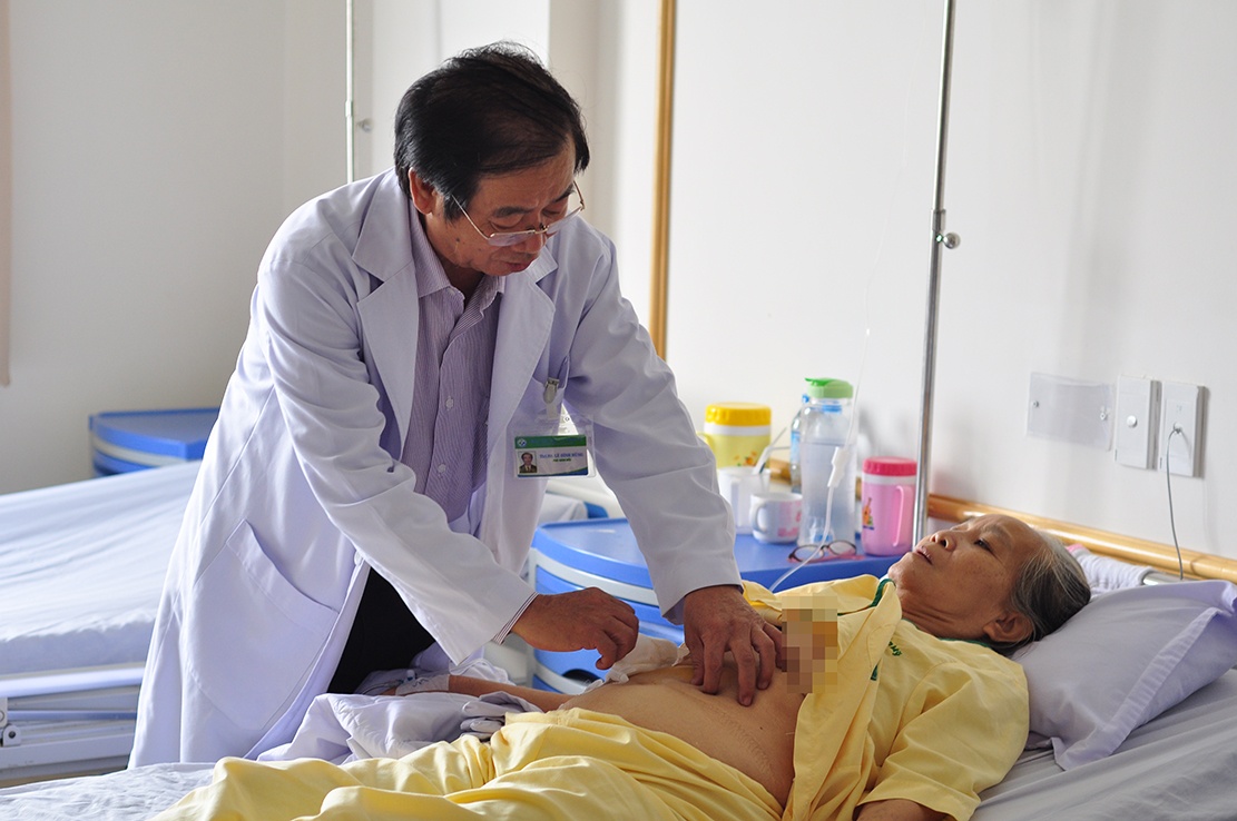 Benh nhan mang khoi u mat nang 1,2 kg hinh anh