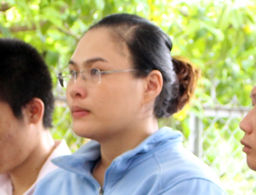 Thieu nu 9X ru ban ve nha trom ket sat cua me hinh anh