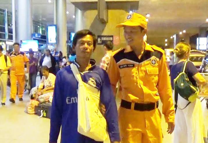 Tau nuoc ngoai tim thay ngu dan troi dat 4 ngay tren bien hinh anh