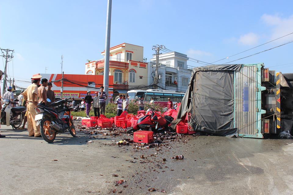 Hàng trăm két bia đè người đi xe máy ảnh 1 Hang tram ket bia de nguoi di xe may anh 1