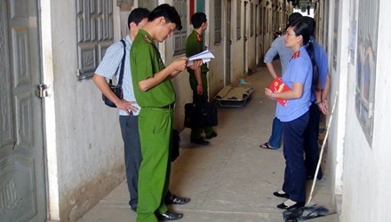 Doi nam nu tu vong trong phong ngay sau le an hoi hinh anh