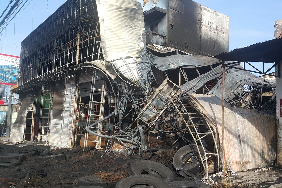 Chong lai xe tai dam sap cua sat cuu vo con khoi dam chay hinh anh