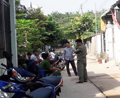 Mot phu nu boc chay trong nha luc rang sang hinh anh