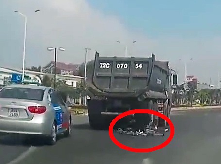 Nam sinh bi xe tai can tu vong hinh anh