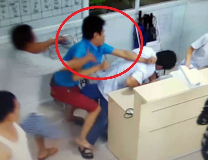 Dua nguoi nha di cap cuu, bi danh ngay benh vien hinh anh