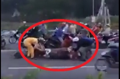 Nguoi dan tranh nhau xe thit trau chet hinh anh