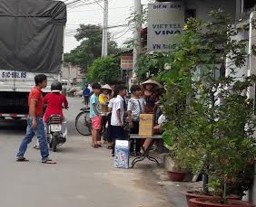 Vo phat hien chong tu vong tren gac xep phong tro hinh anh