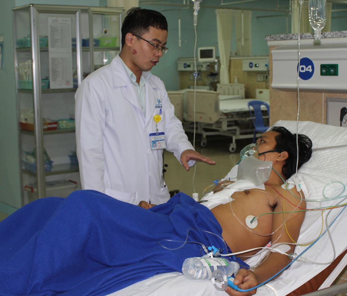 Cuu song thanh nien bi dam thung tim hinh anh