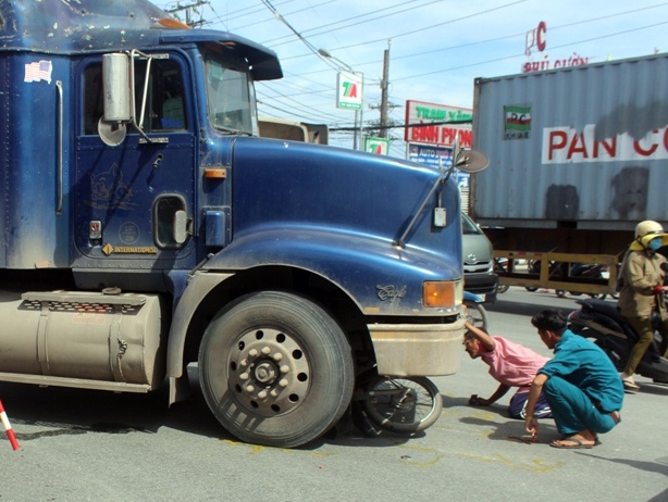 Phu nu di xe may bi xe dau keo container cuon vao gam hinh anh