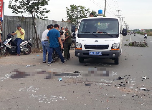 Chánh thanh tra sở lái ôtô đâm trụ đèn ảnh 2 Chanh thanh tra so lai oto dam tru den anh 2