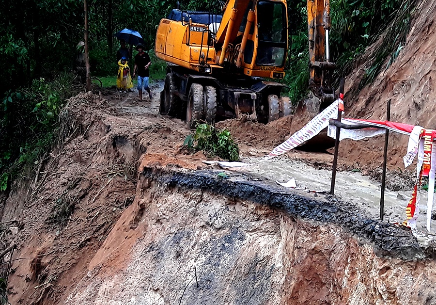 Sat lo dat chia cat nhieu tuyen duong mien nui Quang Nam hinh anh