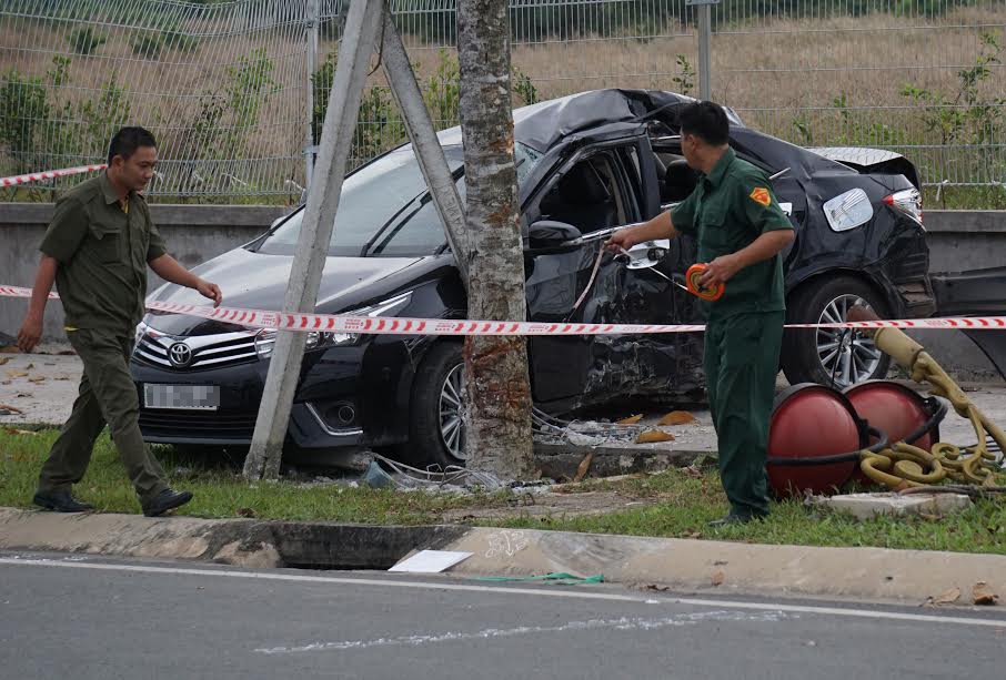 Chánh thanh tra sở lái ôtô đâm trụ đèn ảnh 1 Chanh thanh tra so lai oto dam tru den anh 1