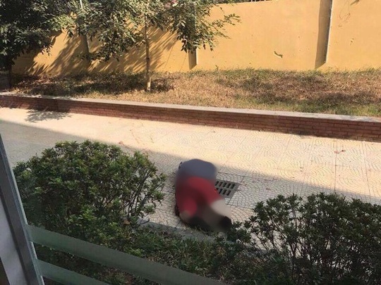 Mot nguoi nuoc ngoai roi tu tang 5 Hoc vien Ngan hang hinh anh