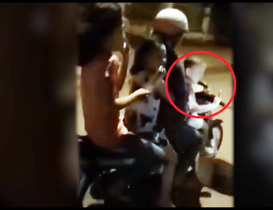 Be trai 5 tuoi lai xe cho theo 3 nguoi khac hinh anh