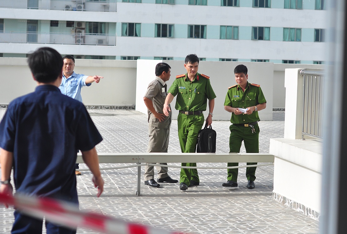 Cu ong 74 tuoi roi tu tang 10 xuong tang 3 benh vien hinh anh