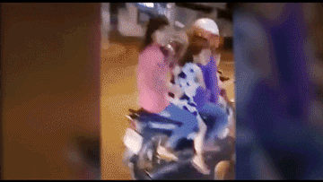 Dieu tra clip be trai 5 tuoi lai xe may cho 3 nguoi tren pho hinh anh