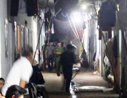 Chong dam vo trong thuong roi tu sat trong dem Giang sinh hinh anh