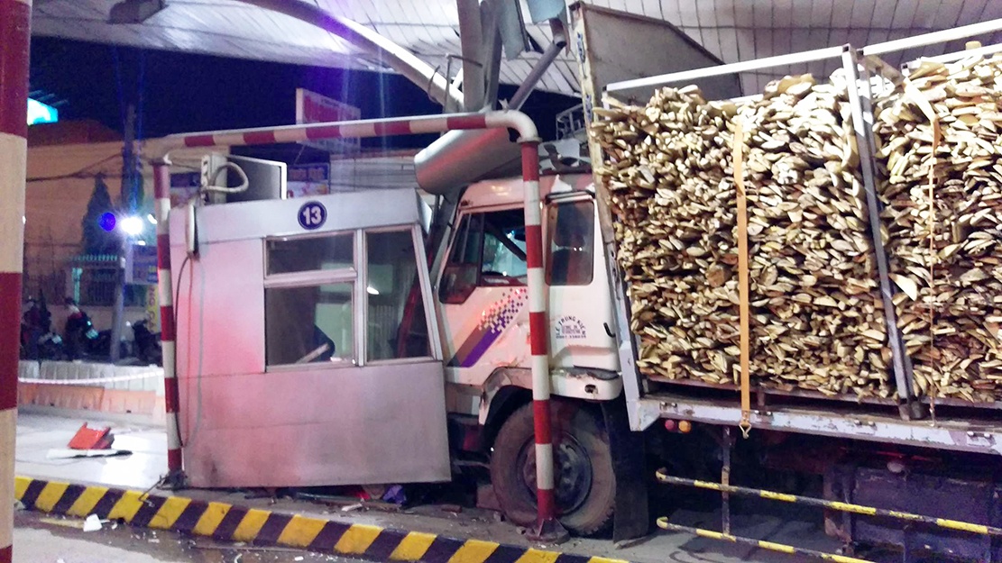 Xe cho go huc vang nhan vien tram thu phi ra ngoai hinh anh