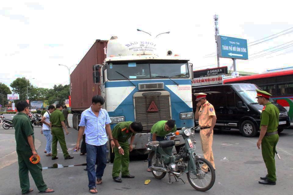 hai ông bà bị ôtô tông ảnh 1 hai ong ba bi oto tong anh 1