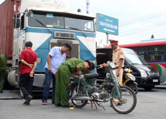 Hai vo chong gia bi oto dau keo cuon vao gam hinh anh