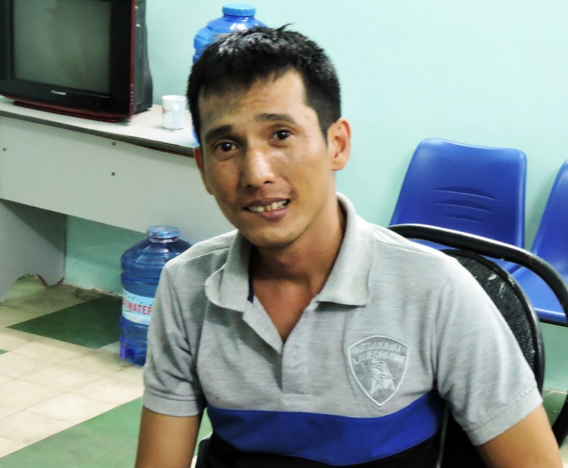 Cam luu dan da rut chot den tru so cong an giua dem cau cuu hinh anh