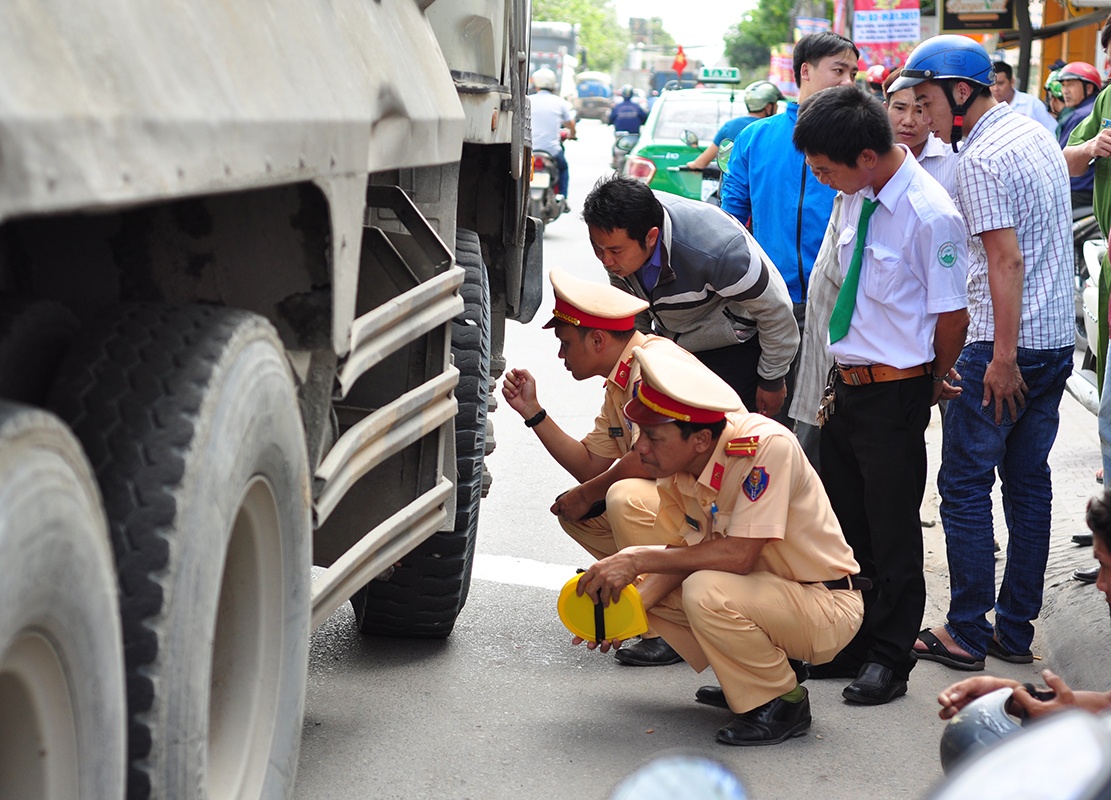 Tai xe doi danh nguoi truy duoi sau khi can chet nu sinh hinh anh