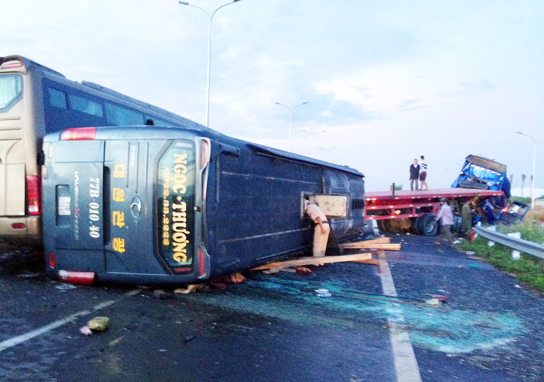 Tai nan tren cao toc, mot nguoi chet, 17 nguoi bi thuong hinh anh