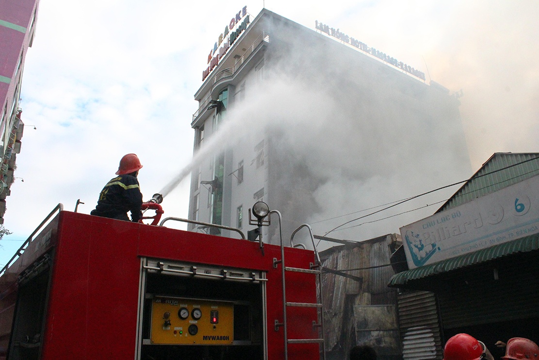 Nhieu nguoi thoat chet khi xuong go bi thieu rui hinh anh