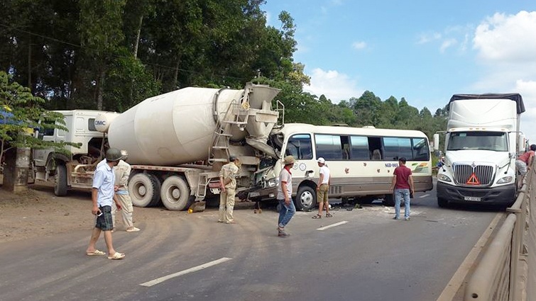 xe khach dam oto bon anh 1