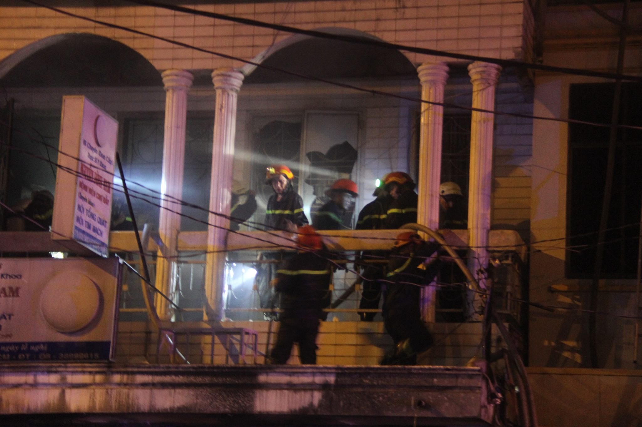 Cuu 7 nguoi trong dam chay lon giua dem o Sai Gon hinh anh