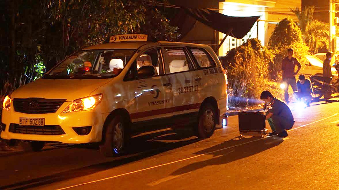 Tai xe taxi vat lon, tranh mui dao cua ten cuop trong dem hinh anh